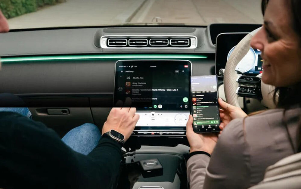 Adapter OTTOCAST CA361-C4 Car TV Mate CarPlay Android Auto szybkie połączenie stabilne, adapter leżący w samochodzie