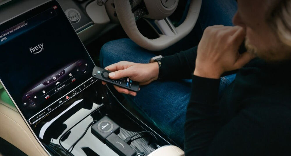 Adapter OTTOCAST CA361-C4 Car TV Mate CarPlay Android Auto aktualizacje FOTA Plug and Play USB, adapter leżący w samochodzie