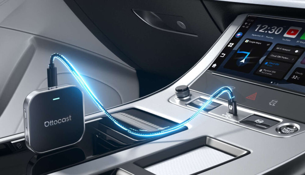 Adapter OTTOCAST PCS55-T OttoAibox E2 CarPlay Android Auto OttoDrive 2.5 Android 13 dostęp do aplikacji i internetu CloudSIM, adapter podłączony pod port USB-A