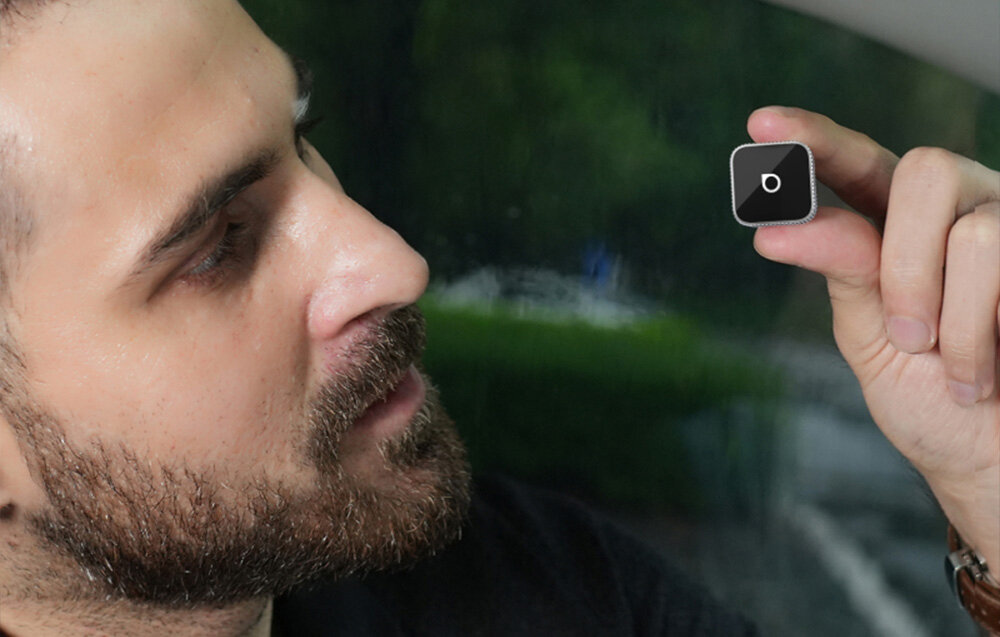 Adapter OTTOCAST CP88-T2 MINI Slim aluminiowa obudowa odprowadzanie ciepła kompaktowy wygląd, osoba trzymająca adapter w ręku