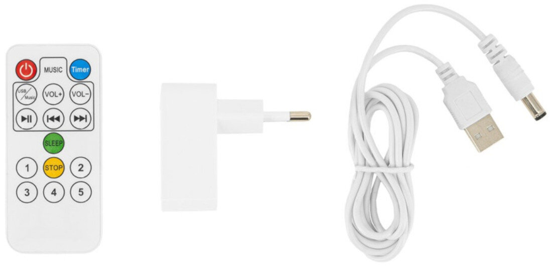 Na obrazie widoczny jest biały pilot z przyciskami oznaczonymi m.in. jako \'MUSIC\', \'TIMER\', \'SLEEP\', \'STOP\', oraz biały zasilacz i kabel USB. Pilot posiada przyciski do regulacji głośności i zmiany utworów.