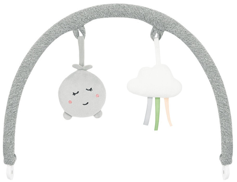 Szary pałąk z zawieszonymi dwoma pluszowymi zabawkami: szarą kulką z uśmiechniętą buzią i białą chmurką z kolorowymi tasiemkami. Pałąk jest częścią dziecięcego bujaczka.