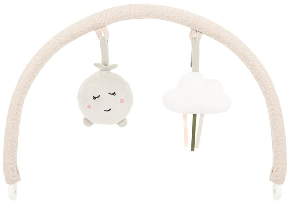 Na obrazie widoczny jest beżowy pałąk z zawieszonymi dwoma pluszowymi zabawkami: okrągłą buźką z zamkniętymi oczami i chmurką z kolorowymi tasiemkami. Pałąk ma uchwyty na końcach do mocowania.