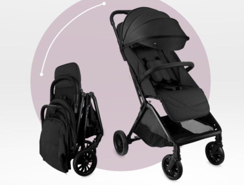 Na obrazie widoczny jest wózek spacerowy w dwóch pozycjach: rozłożonej i złożonej. W tle znajduje się okrągły, jasnofioletowy kształt.