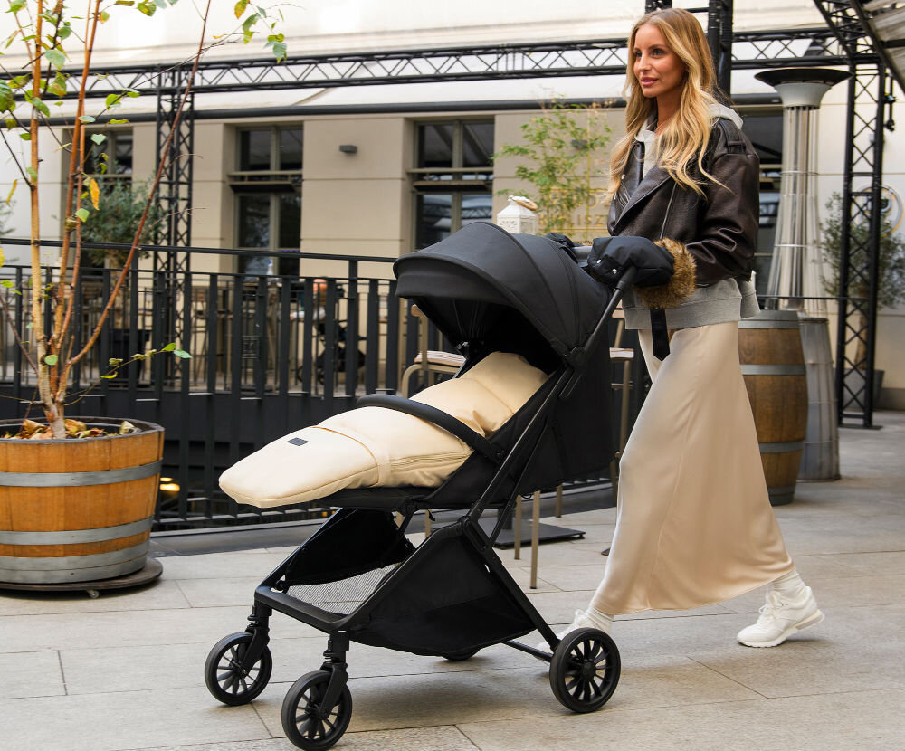 Wózek spacerowy MOMI Andrea Jasnobrązowy  Wygoda na każdym etapie Regulowane oparcie 4-stopniowy podnóżek  dopasowanie pozycja wiek potrzeby