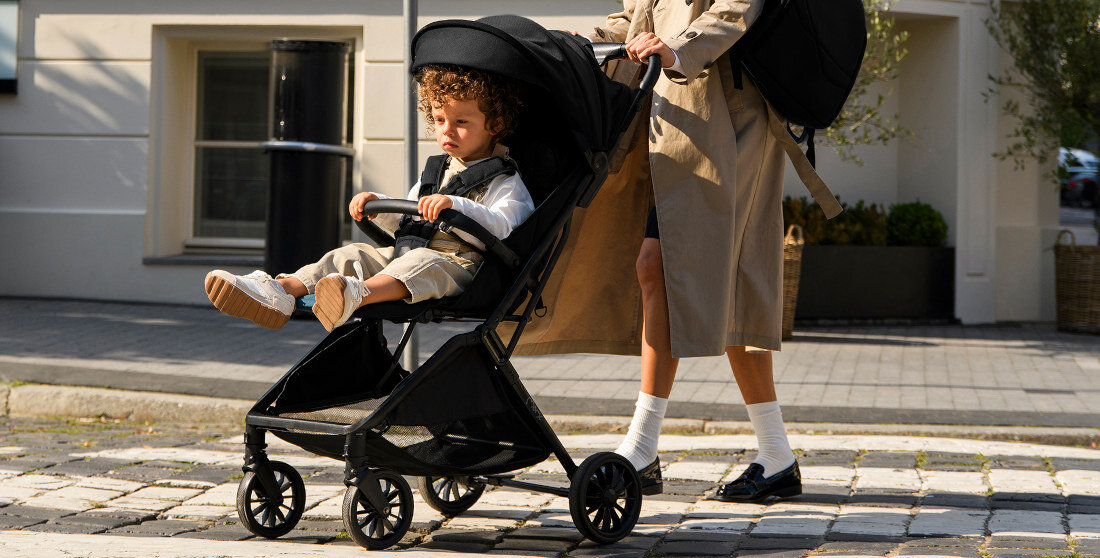 Wózek spacerowy MOMI Andrea Czarny Lekka i trwała konstrukcja Aluminiowa rama waga Tapicerka z poliestru łatwa w utrzymaniu czystości rączka i pałąk z ekoskóry dobrze leżą w dłoni wiek przeznaczenie