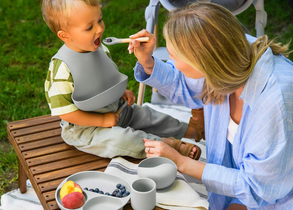 Zestaw naczyń MOMI Ami Szary prezentacja wizualizacja design Wsparcie przy rozszerzaniu diety Kompletny start przy stole