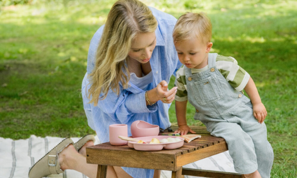 Zestaw naczyń MOMI Ami Szary Komfort i porządek Silikonowy śliniak z praktyczną kieszonką 