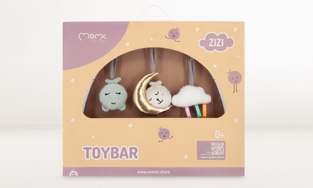Opakowanie produktu z trzema zawieszkami w kształcie chmurki, księżyca i gwiazdki. Widoczny tekst: \'momi\', \'ZIZI\', \'TOYBAR\', \'www.momi.store\'.