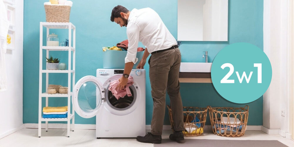 PRALKO-SUSZARKA CANDY SMART PRO CSOW 4855TWE lifestyle ikona 2w1 mężczyzna dokładający pranie beben otwarty łazienka regał kosze na pranie 1 urządzenie – 2 korzyści 8 kg wsadu prania i 5 kg załadunku do suszenia