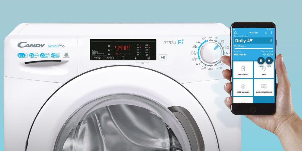 PRALKO-SUSZARKA CANDY SMART PRO CSOW 4855TWE lifestyle panel pokrętło programy funkcje smartfon w dłoni aplikacja logo marka zdalne sterowanie poza domem powiadomienia wskazówki