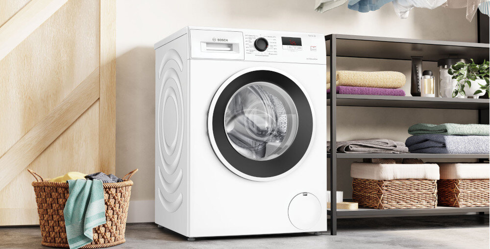 PRALKA BOSCH WGE02400PL lifestyle półka na ubrania ręczniki pralka front zamknięta panel wyświetlacz pokrętło kosze na pranie koszule roślinność dekoracje Technologia ActiveWater Plus