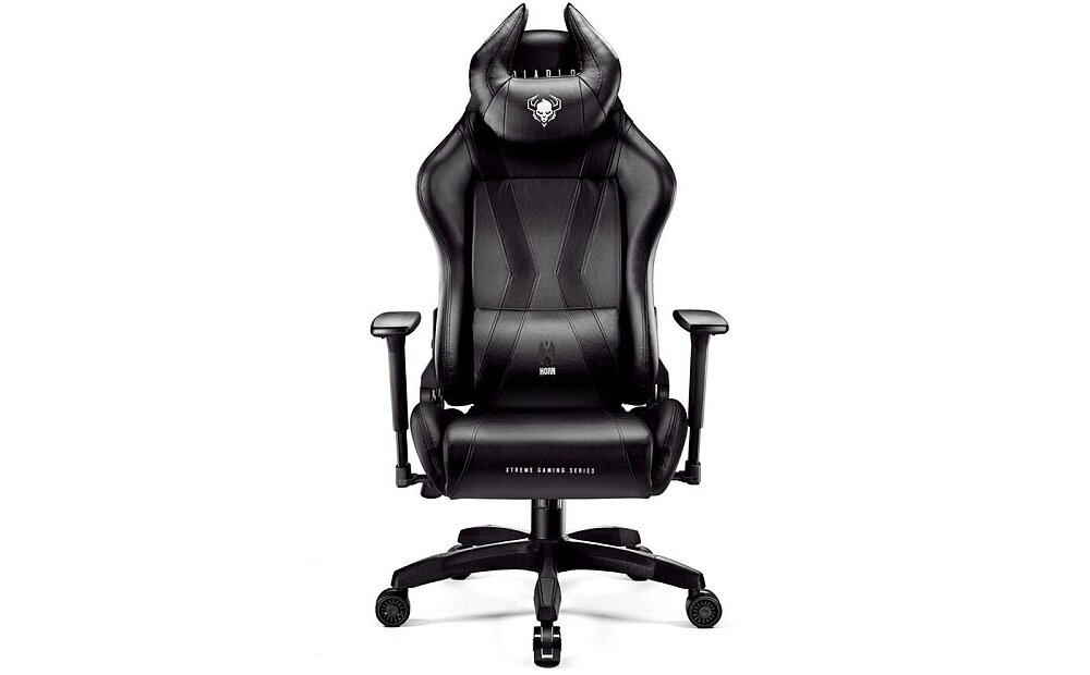 Czarny fotel gamingowy z logo w kształcie czaszki na zagłówku. Na siedzisku widoczny napis: \'EXTREME GAMING CHAIR\'.