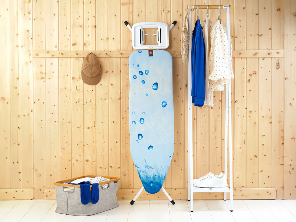 Deska do prasowania BRABANTIA 108501 Ice Water 124 x 38 cm ułatwienie prasowania deska oparta o ścianę kolorowy pokrowiec białe nóżki czarne końcówki biała podstawka