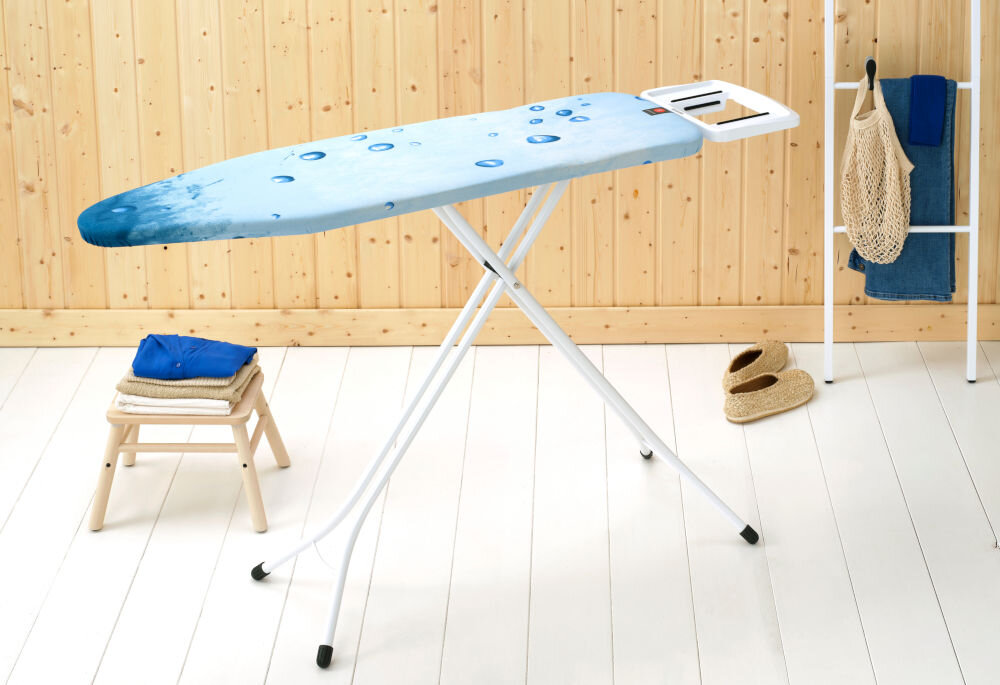 Deska do prasowania BRABANTIA 108501 Ice Water 124 x 38 cm deska stoi bokiem kolorowy pokrowiec białe nóżki czarne końcówki biała podstawka na żelazko solidna budowa z trwałej, stalowej ramy o średnicy 22 mm wytrzymałość stabilność cztery solidne nogi mocne wsparcie konstrukcja odporna na codzienne intensywne użytkowanie staranna konstrukcja pełne bezpieczeństwo komfort podczas prasowania   