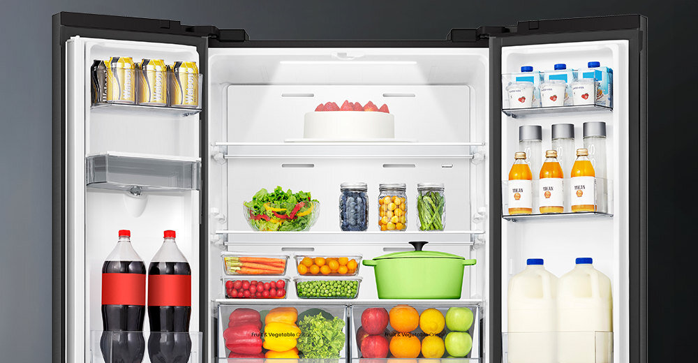 LODÓWKA HISENSE RQ5P470SMFE lifestyle wizualizacja chłodziarka otwarta wnętrze pełna półki szuflady napoje warzywa owoce słoiki pojemniki