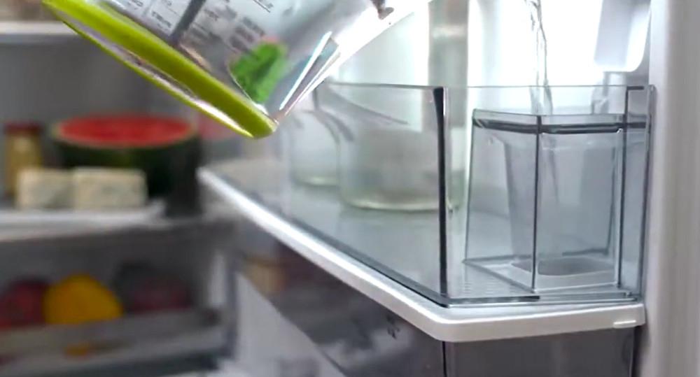 LODÓWKA HISENSE RQ5P470SMFE lifestyle wizualizacja pojemnik na wodę stały dostęp świeża woda bez stałego przyłącza