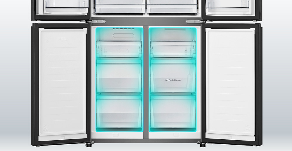 LODÓWKA HISENSE RQ5P470SMFE lifestyle wizualizacja zamrażarka otwarta półki puste niebieskie zaznaczenia pojemne duże szuflady na mrożonki