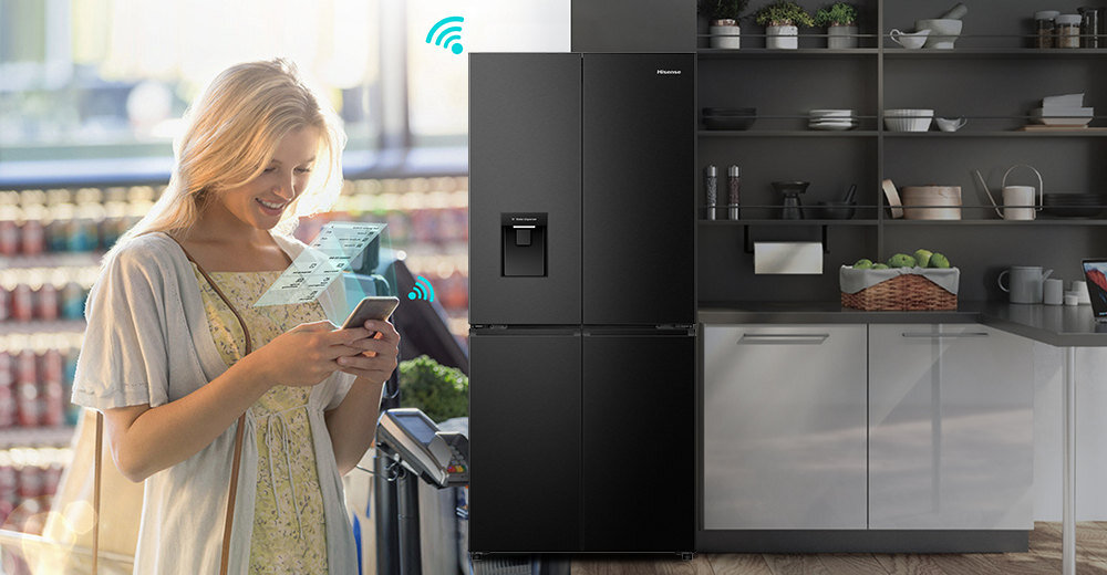 LODÓWKA HISENSE RQ5P470SMFE lifestyle wizualizacja kobieta ze smarrtfonem w dłoni lodówka zamknięta front kuchnia grafika sieć aplikacja zdalne sterowanie Connectlife połączenie Wi-Fi z lodówką