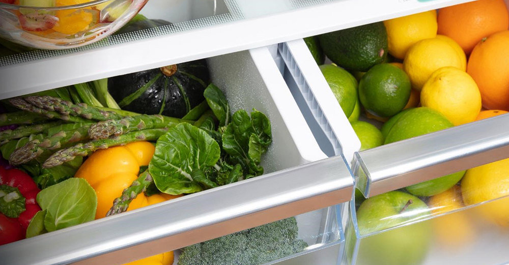LODÓWKA HISENSE RQ5P470SMFE lifestyle wizualizacja szuflada świeżości otwarta cytrusy sałata szparagi papryka warzywa owoce odprowadzanie wilgoci świeże jędrne produkty