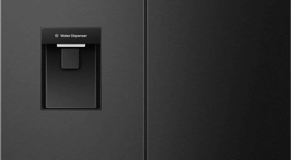 LODÓWKA HISENSE RQ5P470SMFE lifestyle wizualizacja Dystrybutor wody stały dostęp świeża woda większa wygoda higiena