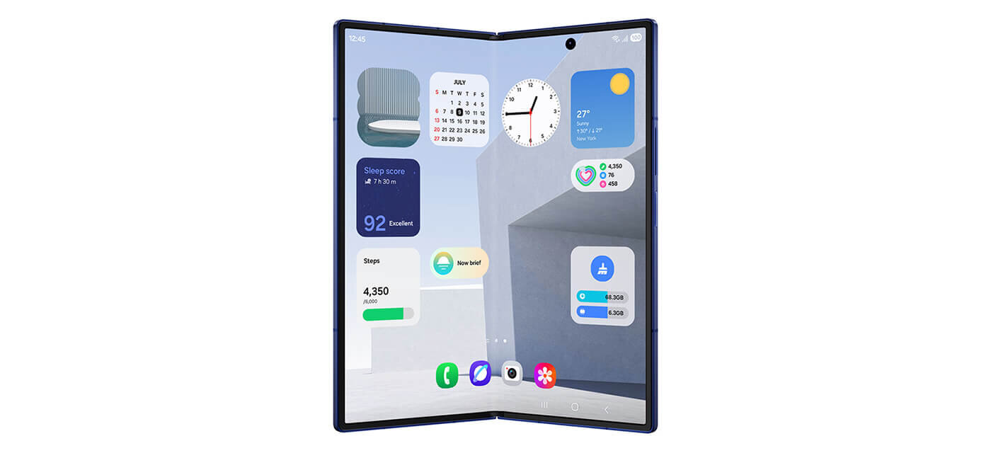 Galaxy Z Fold7 jest widoczny w stanie złożonym z ekranem zewnętrznym. Na ekranie pokazane są różne widgety: Zdjęcia, Wynik snu, Kroki, powiadomienia Now Brief oraz Kalendarz. Urządzenie rozkłada się, a na głównym ekranie widać One UI 8, które działa płynnie na obu ekranach. Widać więcej widgetów, m.in. Pogoda, Zegar, Zdrowie i Konserwacja urządzenia.