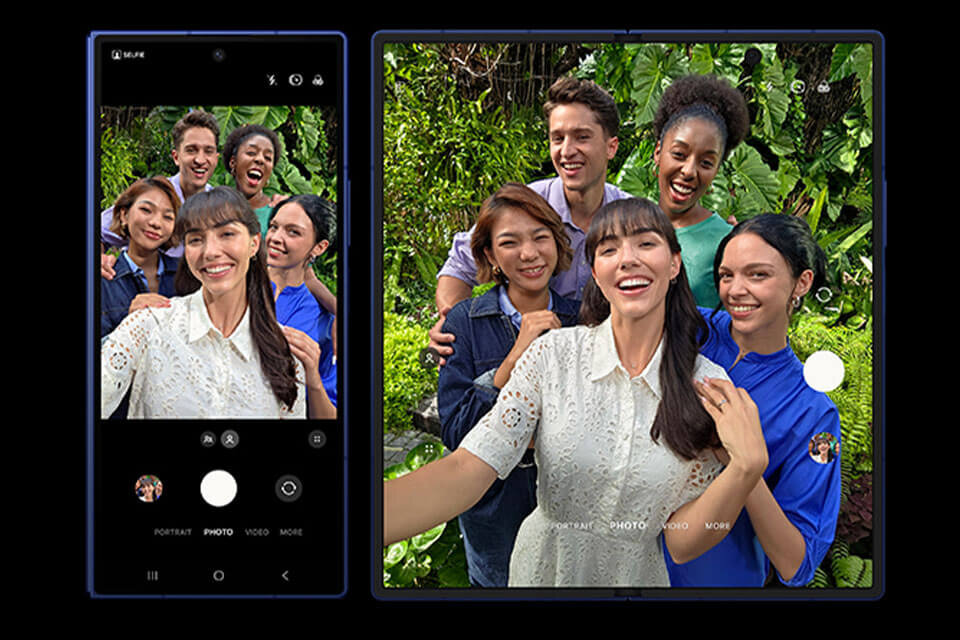 Grupowe selfie jest robione za pomocą Galaxy Z Fold7. Selfie grupowe można wykonywać zarówno na ekranie zewnętrznym, jak i głównym, jednak szerszy kąt na głównym ekranie zapewnia lepszy podgląd zdjęcia.