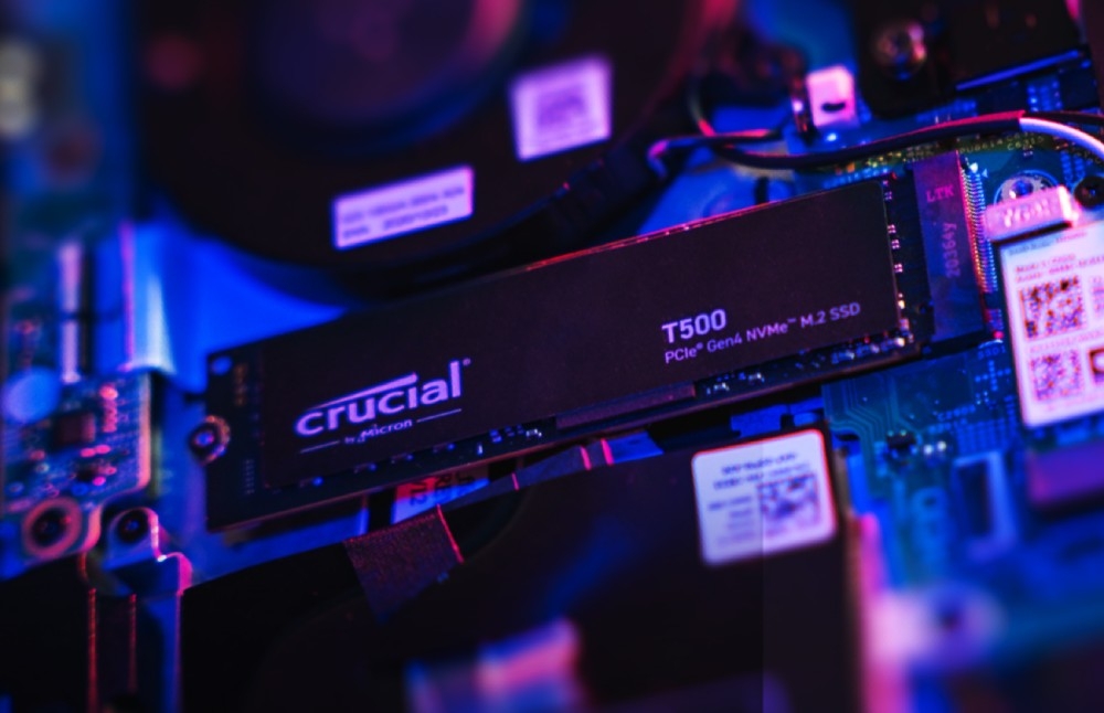 Dysk CRUCIAL T500 Cienki dysk SSD zamontowany wewnątrz laptopa, otoczony elementami płyty głównej i chłodzeniem, prędkość, wydajność, przeznaczenie