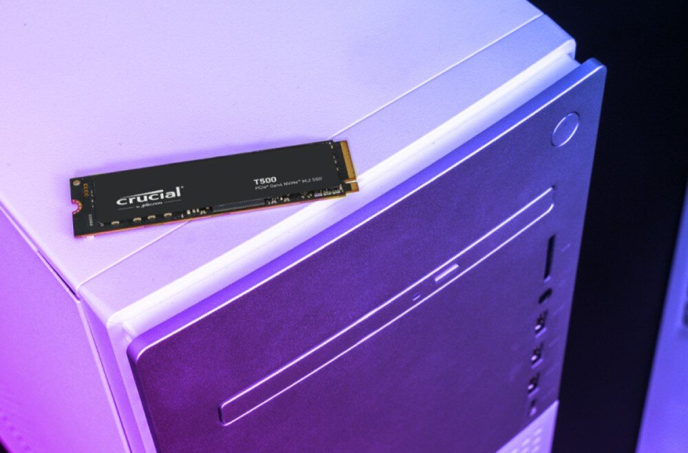 Dysk CRUCIAL T500 Cienki dysk SSD leży na górze jasnej obudowy komputera stacjonarnego, radiator, kompatybilność z PS5