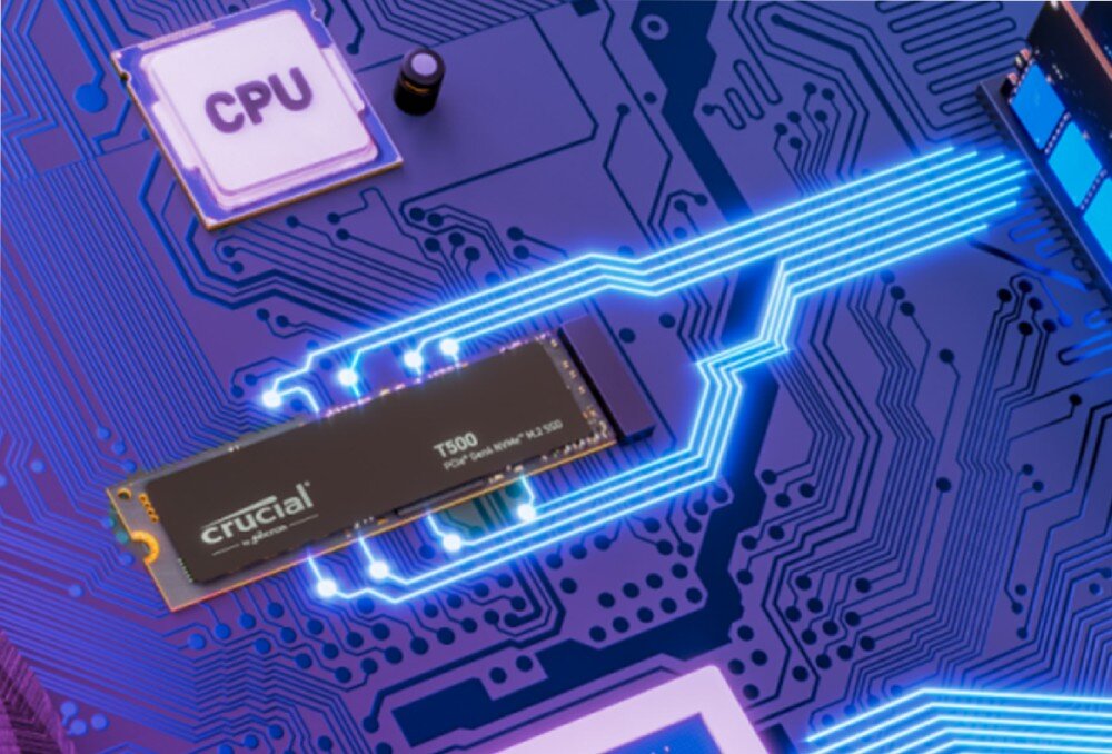 Dysk CRUCIAL T500 Cienki dysk SSD wkomponowany w grafikę przedstawiającą schemat płyty głównej z procesorem i świecącymi liniami, pojemność, Microsoft DirectStorage