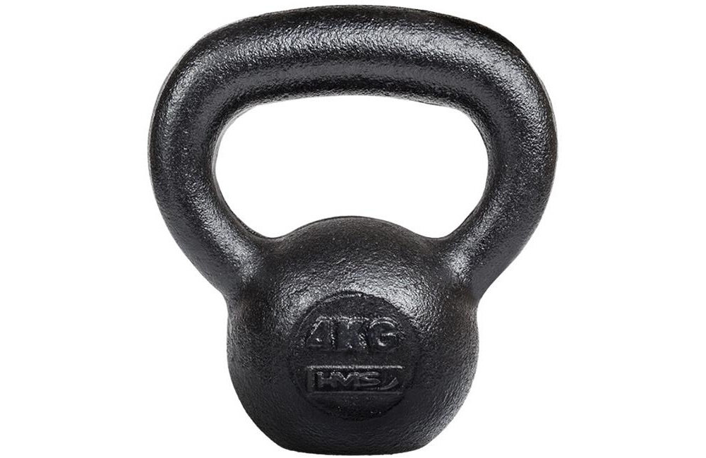Kettlebell HMS KZG04 (4 kg) kettlebell na białym tle widoczny od przodu płaski spód umożliwia bezpieczne odstawienie odważnika na podłogę sprzęt nie przetacza się po powierzchni ułatwia organizację domowej strefy ćwiczeń