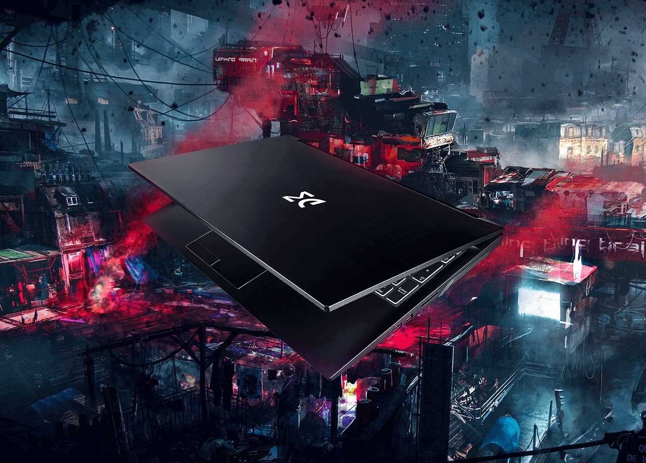 Na obrazie widoczny jest czarny laptop z logo na pokrywie, unoszący się nad futurystycznym, kolorowym miastem. Tło jest pełne neonowych świateł i ciemnych budynków.