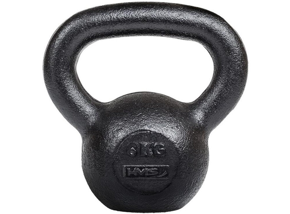 Kettlebell HMS KZG06 (6 kg) kettlebell na białym tle widoczny od przodu płaski spód umożliwia bezpieczne odstawienie odważnika na podłogę sprzęt nie przetacza się po powierzchni ułatwia organizację domowej strefy ćwiczeń