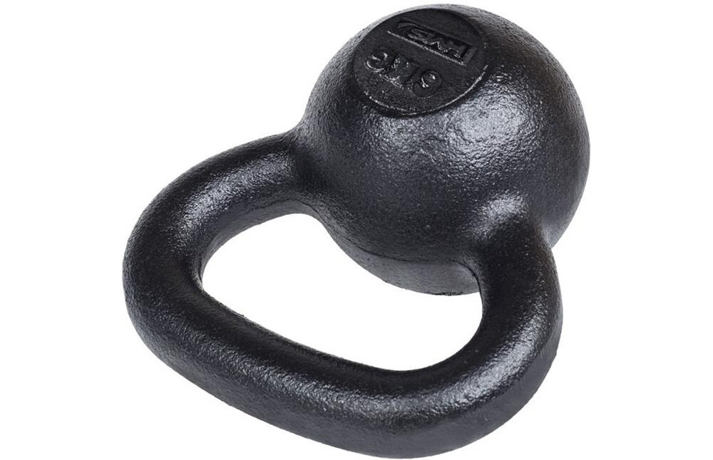 Kettlebell HMS KZG06 (6 kg) kettlebell na białym tle leży na płasko korpus wykonany z żeliwa duża odporność na uszkodzenia i odkształcenia solidna konstrukcja utrzymuje stałą wagę i równowagę wspiera regularne treningi bez potrzeby częstej wymiany czy dodatkowych kosztów