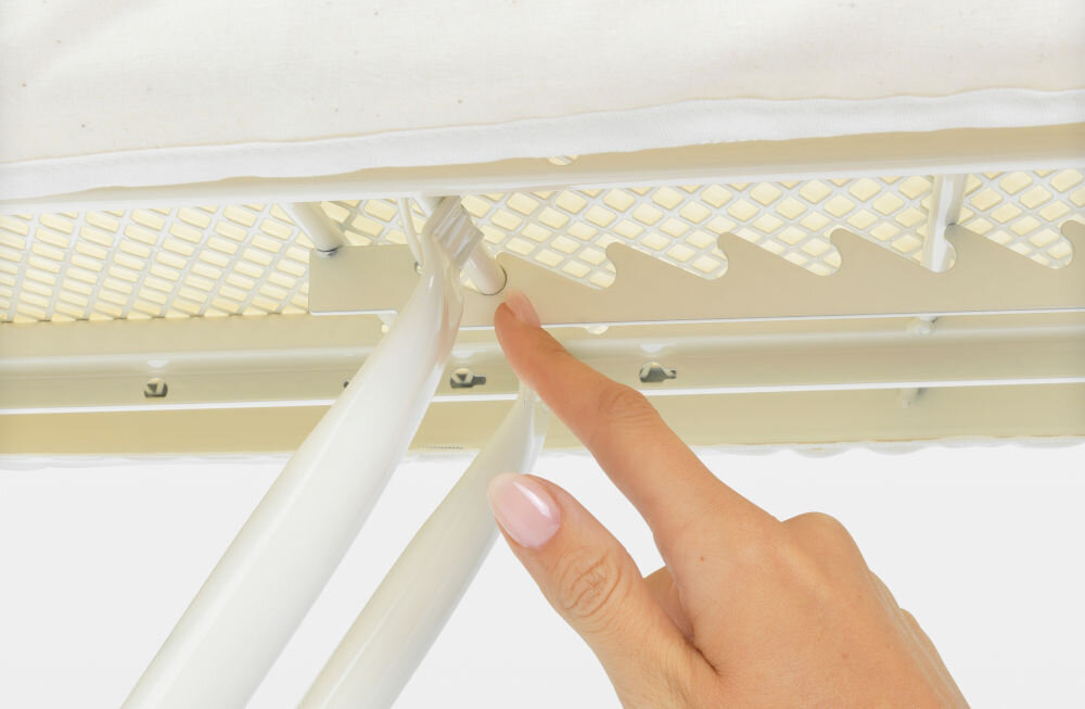 Deska do prasowania BRABANTIA 103629 Bubbles 124 x 38 cm spódn deski reka wskazuje regulację wysokości metalowe białe elementy białe tło  płynna regulacja wysokości od 75-98 cm maksymalny komfort użytkowania dostosowanie wysokości ergonomiczny optymalna pozycja pracy wygoda redukcja zmęczenia 