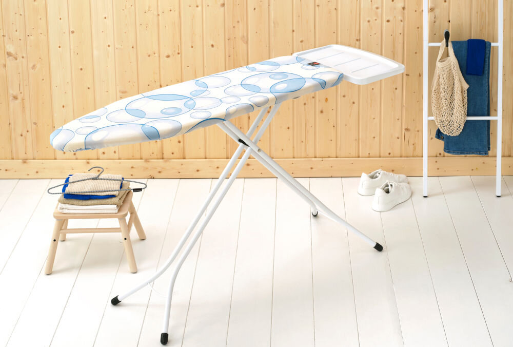 Deska do prasowania BRABANTIA 103629 Bubbles 124 x 38 cm rozłożona deska kolorowy pokrowiec jasne podstawka na generator białe nóżki solidna budowa z trwałej, stalowej ramy o średnicy 25 mm wytrzymałość stabilność cztery solidne nogi mocne wsparcie konstrukcja odporna na codzienne intensywne użytkowanie staranna konstrukcja pełne bezpieczeństwo komfort podczas prasowania   