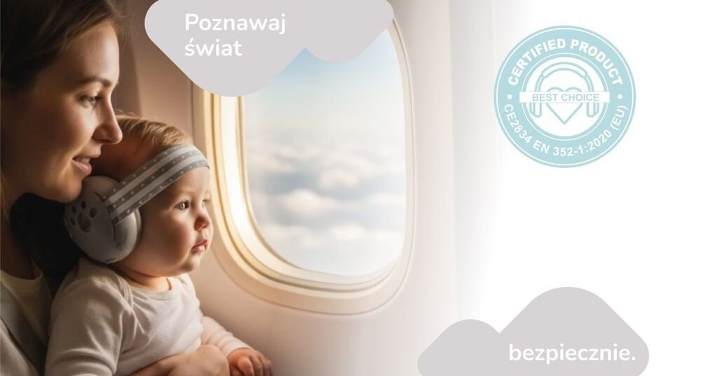 Słuchawki wygłuszające MOMINI Mimi certyfikat EN 352-1 CE 2834 tłumienie 18 dB ochrona słuchu dzieci, dziecko z założonymi słuchawkami wygłuszającymi siedzące u rodzica na kolanach w samolocie
