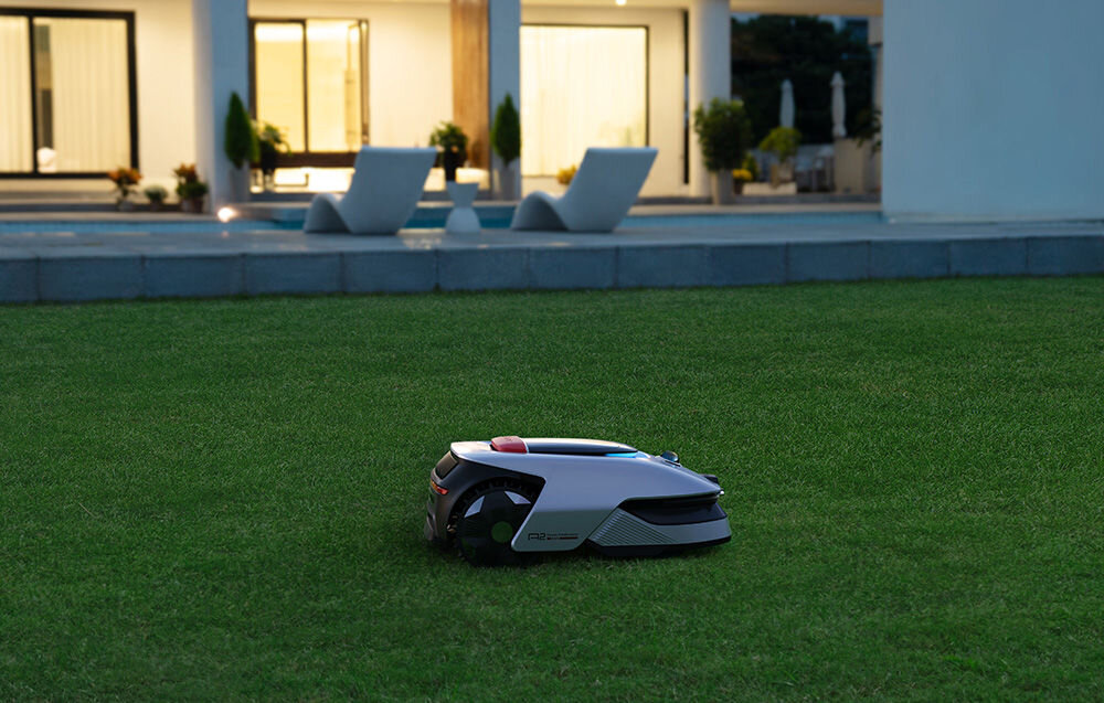 Robot koszący DREAME A2 1200 noc ogród trawnik robot kosi trawę w tle dom taras basen dwa niezależne harmonogramy koszenia robot automatycznie generuje wstępny plan pracy funkcja dwóch harmonogramów działa w trybach koszenia całego obszaru lub wybranych stref