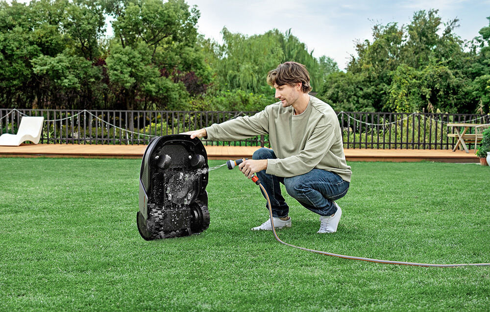 Robot koszący DREAME A2 1200 ogród trawnik osoba myje robota od spodu za pomocą węża ogrodowego silniki w piaście kół poziom hałasu poniżej 55 dB szybka wymiana ostrzy bez użycia dodatkowych narzędzi klasa wodoodporności IPX6 w pełni przystosowany do pracy na zewnątrz i bez problemu znosi kontakt z wodą swobodnie spłukać