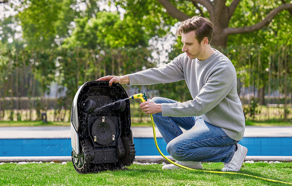 Robot koszący DREAME A1 PRO 1000 ogród trawnik osoba myje robota w tle basen drzewa klasa wodoodporności IPX6 bezproblemowe spłukiwanie zarówno obudowy, jak i spodu robota koszącego szybka wymiana ostrzy bez użycia narzędzi wygoda oszczędność czasu stała, wysoka jakość koszenia