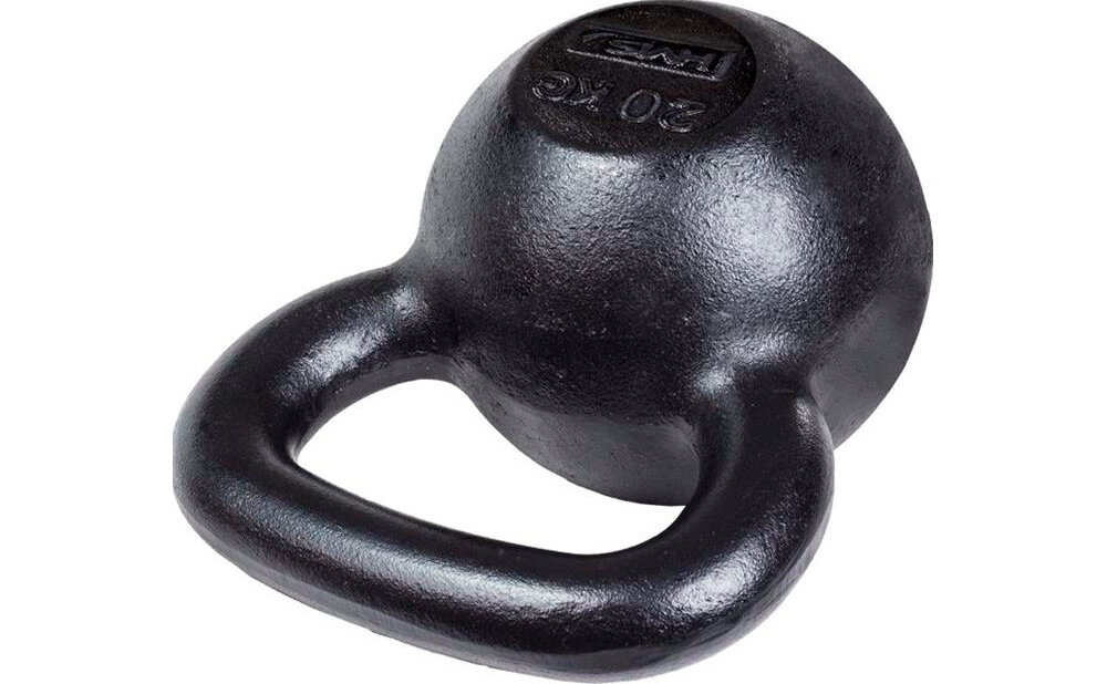 Kettlebell HMS KZG20 (20 kg) kettlebell na białym tle leży na płasko korpus wykonany z żeliwa duża odporność na uszkodzenia i odkształcenia solidna konstrukcja utrzymuje stałą wagę i równowagę wspiera regularne treningi bez potrzeby częstej wymiany czy dodatkowych kosztów