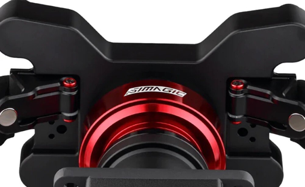 Kierownica SIMAGIC GT1-SR zbliżenie na tylny mechanizm mocujący z logo 'SIMAGIC' oraz aluminiowe elementy konstrukcyjne łopatek