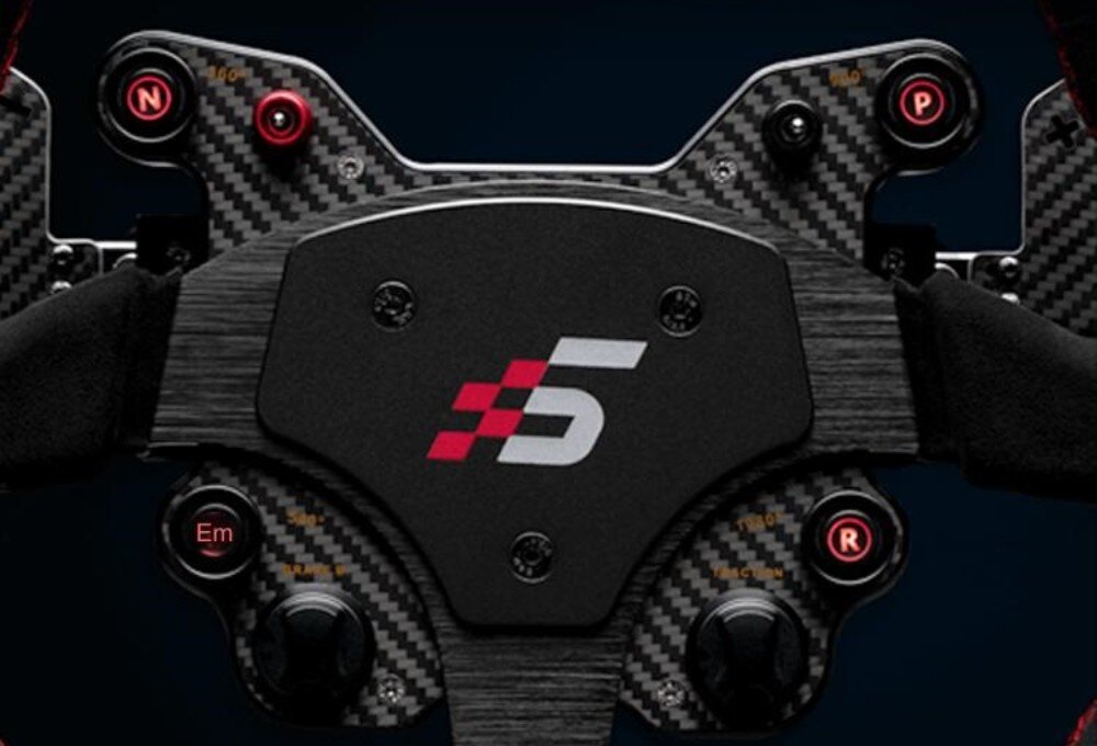 Kierownica SIMAGIC GT1-SR Zbliżenie na panel przedni z centralnym logo, obszytymi ramionami oraz rozmieszczonymi wokół przyciskami i pokrętłami