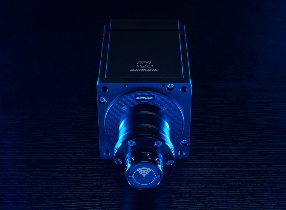 Baza kierownicy SIMAGIC Alpha 15 Nm Direct Drive S102 Widok od przodu na metalową bazę kierownicy z wysuniętym wałem i okrągłym szybkozłączem, umieszczoną na ciemnym tle