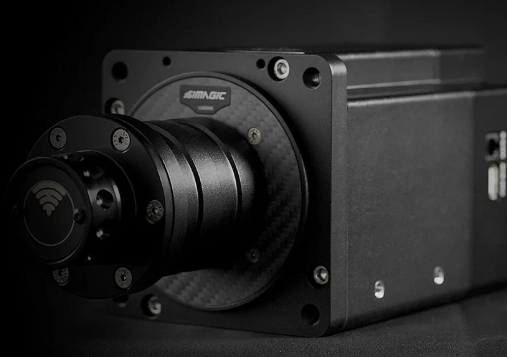 Baza kierownicy SIMAGIC Alpha 15 Nm Direct Drive S102 Perspektywiczny widok od boku na metalową bazę kierownicy z wysuniętym mechanizmem montażowym na ciemnym tle