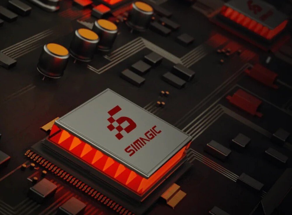 Baza kierownicy SIMAGIC Alpha Mini 10 Nm Direct Drive S101 Zbliżenie na płytkę drukowaną z procesorem oznaczonym czerwonym logo oraz widocznymi wokół podzespołami elektronicznymi