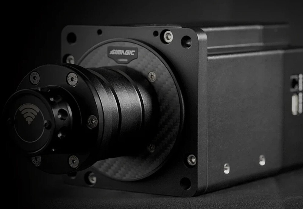Baza kierownicy SIMAGIC Alpha Mini 10 Nm Direct Drive S101 Baza kierownicy o prostokątnym kształcie z wysuniętym wałem montażowym, ukazana pod kątem w ciemnym otoczeniu