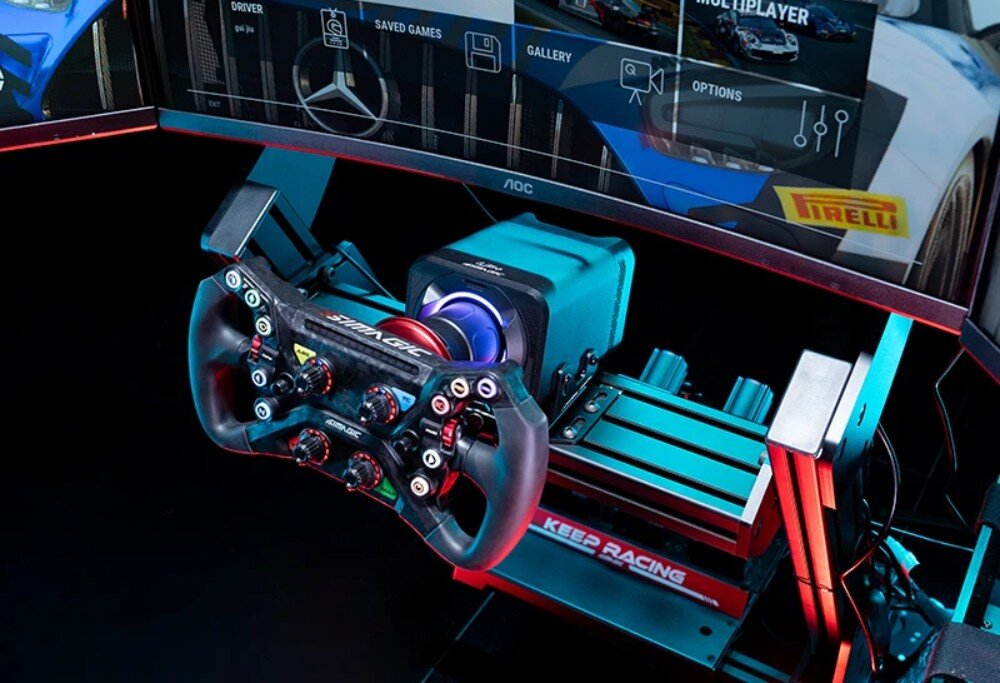 Baza kierownicy SIMAGIC Alpha Evo Sport Kompleksowy zestaw symulatora wyścigowego z wieloma monitorami. Kierownica z przyciskami i pokrętłami jest zamontowana na bazie