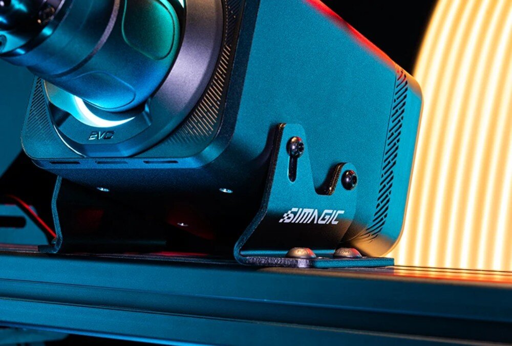 Baza kierownicy SIMAGIC Alpha Evo Pro 18 Nm S106 Zbliżenie na podstawę montażową bazy kierownicy. Widoczne śruby i logo 'SIMAGIC'. Wał kierownicy jest oświetlony od wewnątrz