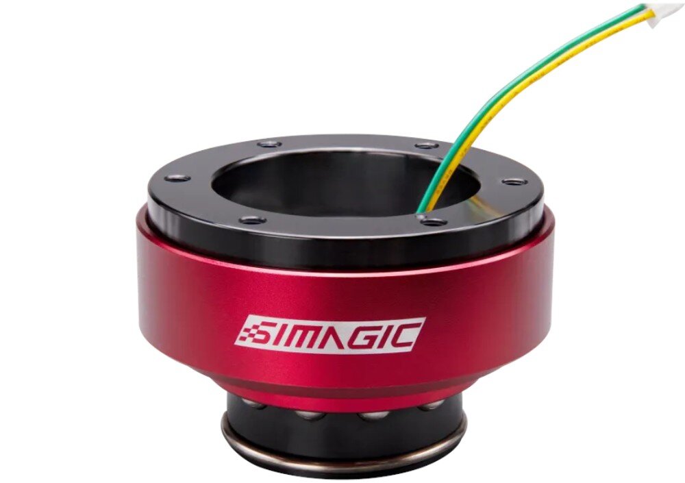 Adapter SIMAGIC QR70 Metalowy adapter szybkiego montażu kierownicy z umieszczonym na środku obudowy napisem 'SIMAGIC' i wychodzącym z wnętrza elementu przewodem